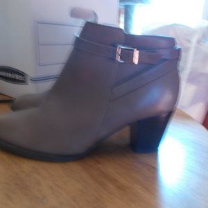 vionic size 9.5 Booties